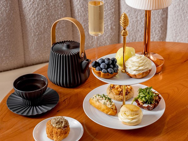 Autumn-winter collection of Cedric Grolet's Goutea experience with cakes on a stand and a tea pot